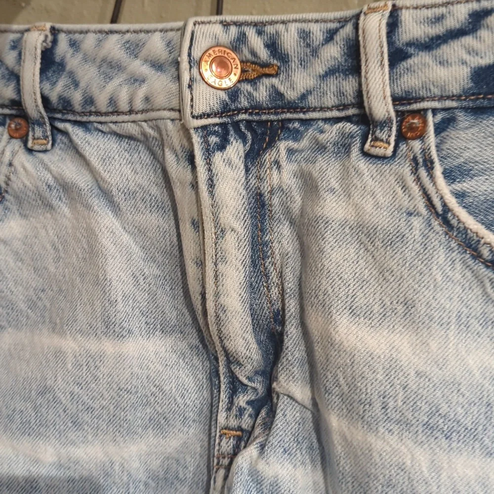 American Eagle Tomgirl Light Wash Women's Size 8 Shorts Trashed Ripped
